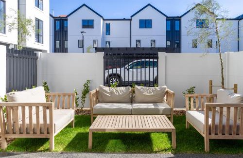 Christchurch City Centre Apartment | Upscale Townhouse with Parking in Prime Location
