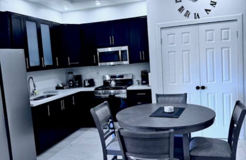 West Gate Hills Apartment | Upscale Urban Oasis - Luxury Two Bedroom Apt Prime Location mins from the beach