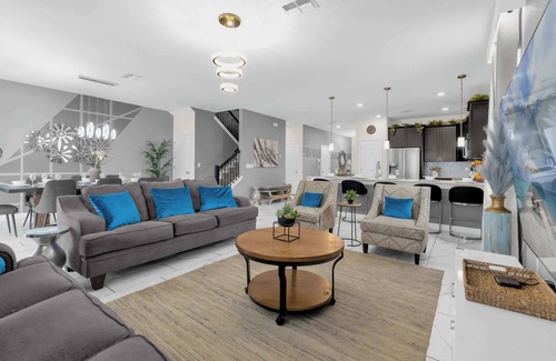 Davenport House | Upstay 9BR Villa w Pool & Cinema—Epic Universe