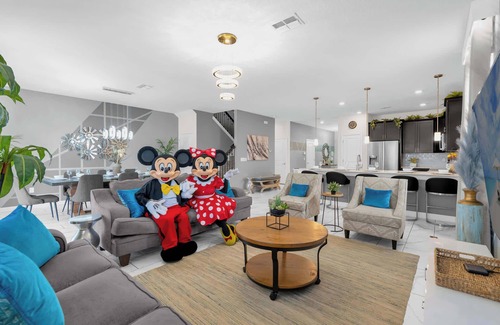 Davenport House | Upstay 9BR Villa w Pool & Cinema—Epic Universe