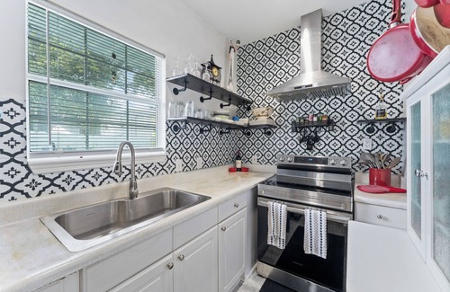 Historic Uptown House | Uptown Flamingo Bungalow Downtown St Pete Walk to Crescent Lake Park