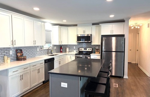 Sunset Road House | Uptown in Mins. Spacious outdoor + Game Deck