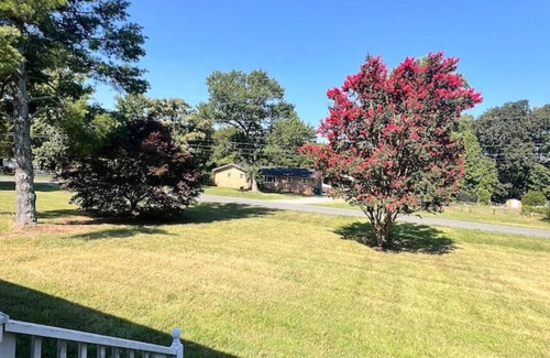 Sunset Road House | Uptown in Mins. Spacious outdoor + Game Deck