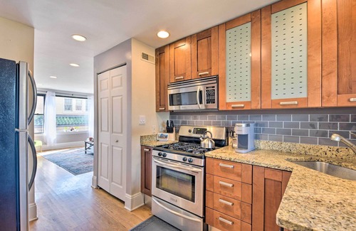 Rogers Park Condo | Urban Chicago Escape ~ 1 Mi to Local Beaches!