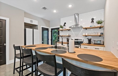 Downtown House | Urban Destination Aggieland 112 TX 2BR and 1.5Bath