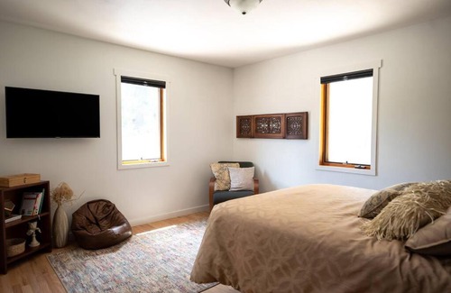 Decorah House | Urban Edge - A Blend of Comfort & Luxury
