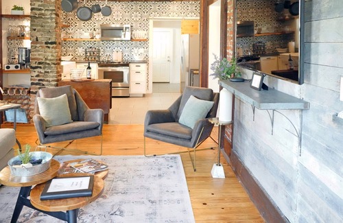 Brazos House | Urban Myrtle - Just 291 steps to Magnolia Market Silos & across I-35 to Baylor