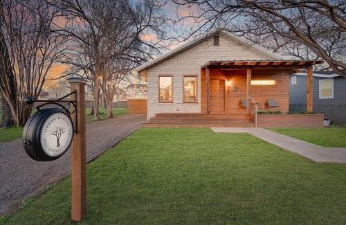 Brazos House | Urban Myrtle - Just 291 steps to Magnolia Market Silos & across I-35 to Baylor