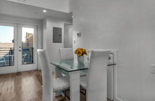 Wilshire Apartment | Urban Oasis Loft 1BR Koreatown Hollywood Private Parking Balcony