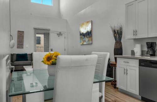 Wilshire Apartment | Urban Oasis Loft 1BR Koreatown Hollywood Private Parking Balcony