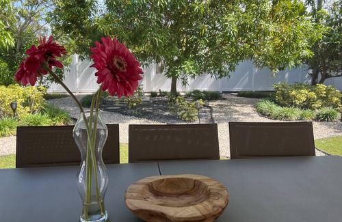 Bayou Oaks House | Urban Serenity among Mango Trees