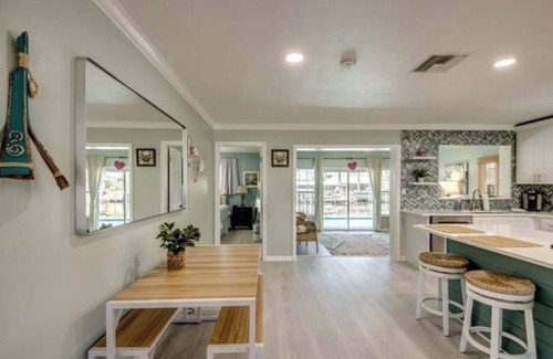 Burnt Store House | Entire home in Matlacha Isles-Matlacha, Floridan4 guests 2 bedrooms 3 beds