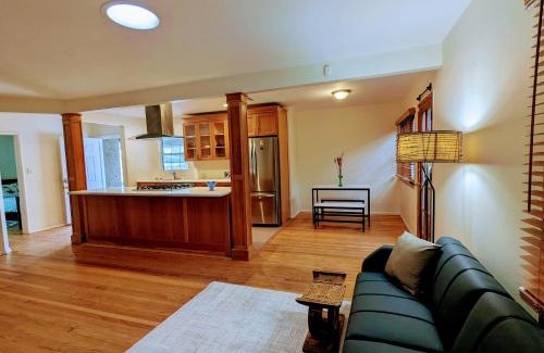 Sherman Oaks House | Entire House,Convinient location in Los Angeles , near Universal, Hollywood, Pets Friendly, Free WIFI
