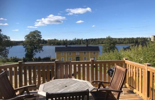 Urshult House | Välutrustad stuga med vacker sjöutsikt