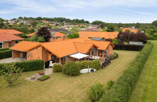 Naestved House | Værelse, bad og toilet i villa