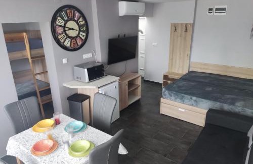 Balatonfenyves Apartment | Vízparti gyermekbarát teljesen felújított Apartman, őrzött, saját strand, parkoló, étterem