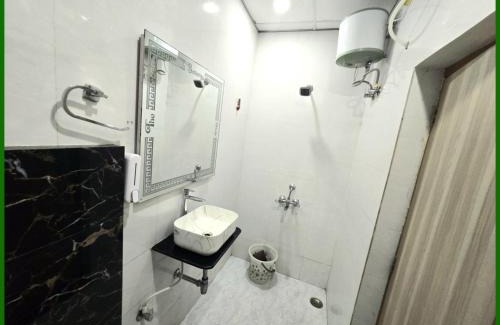 Varanasi Hotel | V - PREMIUM BNR - INN - Free Wi-Fi & Parking - Near The Holy Kashi Vishwanath Temple