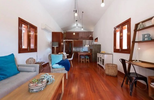 Montana la Data House | Vacation Home 'Paisajes Rurales Y Piscina Privada' with Mountain View, Wi-Fi and Air Conditioning