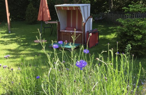 Pilsum Apartment | Vacation apartment "Kleine Möwe" with large garden in the heart of Pilsum