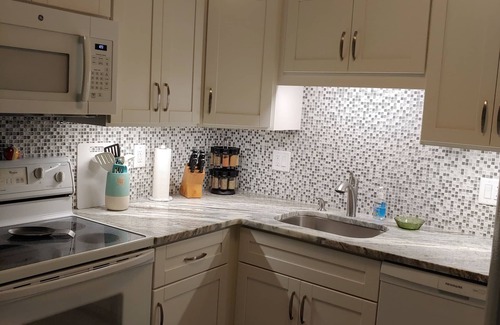 Sarasota Condo | Vacation delight! Cozy condo just steps from the beach and St. Armands circle.