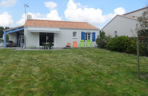 Landevieille House | Vacation home 5 kms from the beach, calm and serenity.