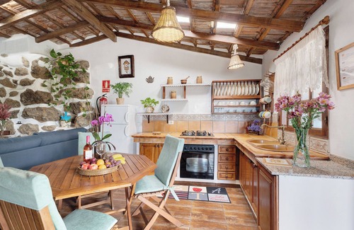 Cueva del Viento House | Vacation Home 'Rosalía' with Sea View, Terrace & Wi-Fi