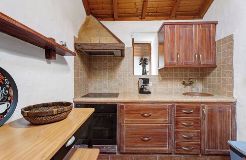 Cueva del Viento House | Vacation Home 'El Lagar' with Mountain View, Wi-Fi and Air Conditioning