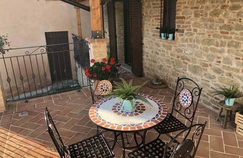 Montefalcone Appennino House | Vacation home IL VECCHIO BORGO, in front of the beautiful setting of the Sibillini Mountains