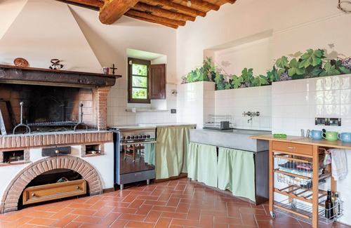 Montecarlo House | Vacation Home 'La Casina di Elisa' with Private Garden & Wi-Fi