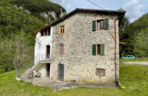 Gallicano House | Vacation Home "Luxury Suite La Grotta Del Vento" with Mountain View, Shared Pool & Wi-Fi