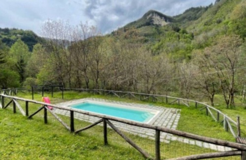 Gallicano House | Vacation Home "Luxury Suite La Grotta Del Vento" with Mountain View, Shared Pool & Wi-Fi