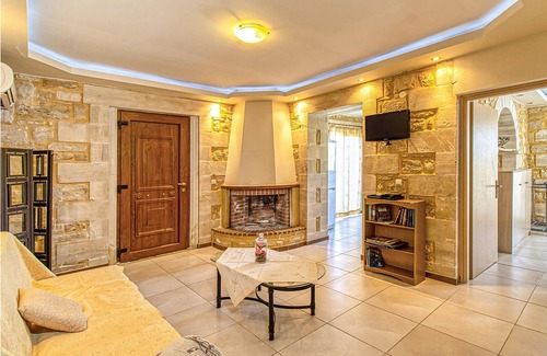 Kavallos House | Vacation home only 50 m from the Kournas lake.