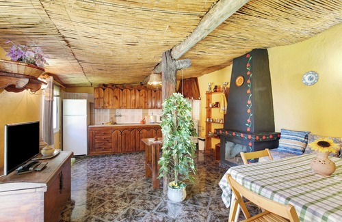 Ruigomez House | Vacation Home "Rosa Vieja" with Mountain View, Private Terrace & Wi-Fi