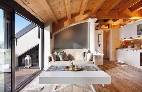 Perledo House | Vacation Home "Summer and Winter" with Lake View, Private Heated Indoor Pool & Wi-Fi