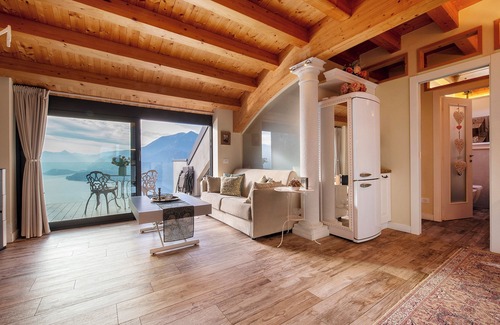 Perledo House | Vacation Home "Summer and Winter" with Lake View, Private Heated Indoor Pool & Wi-Fi