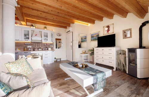 Perledo House | Vacation Home "Summer and Winter" with Lake View, Private Heated Indoor Pool & Wi-Fi