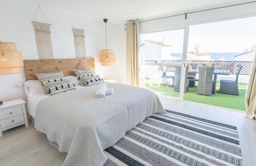 Puerto Banus Apartment | VACATION MARBELLA I Terrazas de Banus, Romantic, Jacuzzi, Pet-Friendly, Cosy Duplex Penthouse, 2min walk to Marina