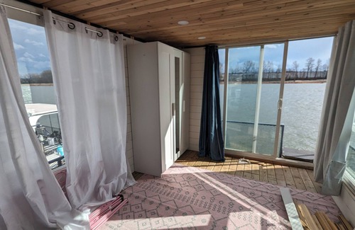 Queensborough Boat Rental | Vacation on the river.
