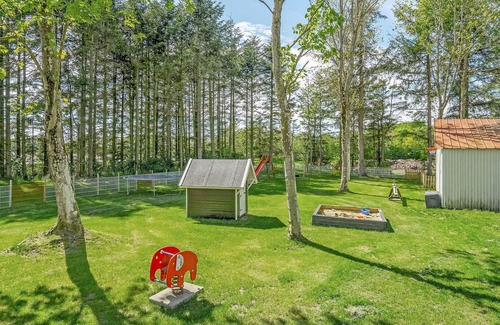 Billund Municipality Apartment | Vacation rooms in a shared house with a large garden and play facilities.