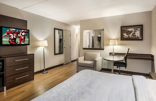 Woburn Hotel | Vacation Starts Here! 2 Comfortable Units, Pets Allowed, Steps to Woburn Mall!