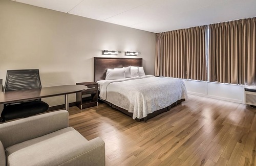 Woburn Hotel | Vacation Starts Here! 2 Comfortable Units, Pets Allowed, Steps to Woburn Mall!