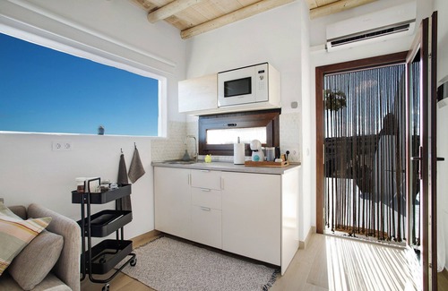 Arrecife Apartment | Vacation Studio 'Apartamento La Higuera' with Sea View, Wi-Fi and Air Conditioning