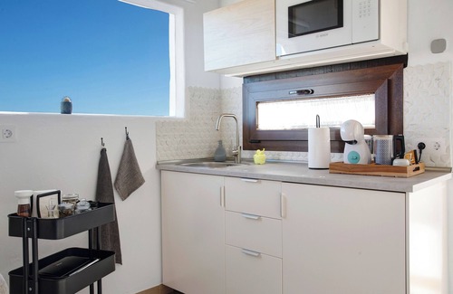 Arrecife Apartment | Vacation Studio 'Apartamento La Higuera' with Sea View, Wi-Fi and Air Conditioning