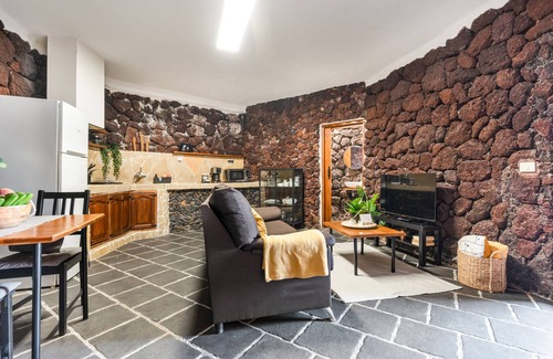 La Mancha Villa | Vacation Villa 'Gardel - La Cueva' with Sea View, Shared Pool and Wi-Fi