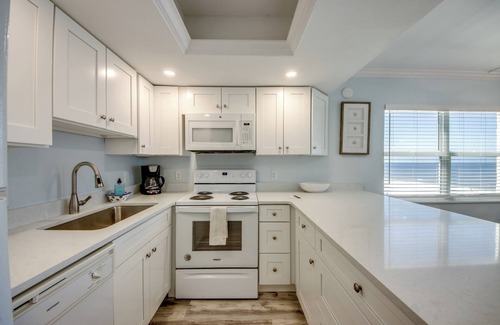 Fort Myers Beach Condo | Vacation Villas #531: Beachfront Condo with Amazing View & 2 Screened Lanais!