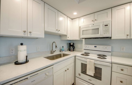 Fort Myers Beach Condo | Vacation Villas #531: Beachfront Condo with Amazing View & 2 Screened Lanais!