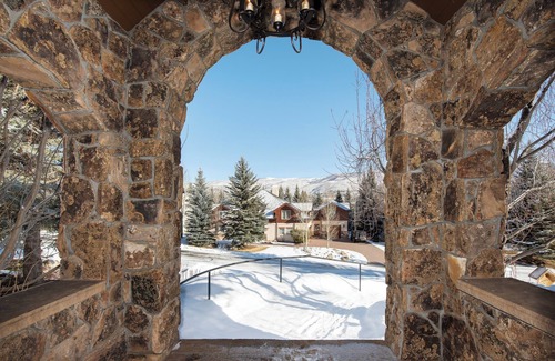Edwards House | Vail/Beaver Creek luxury 5 br home with shuttle access to BC. Dogs ok