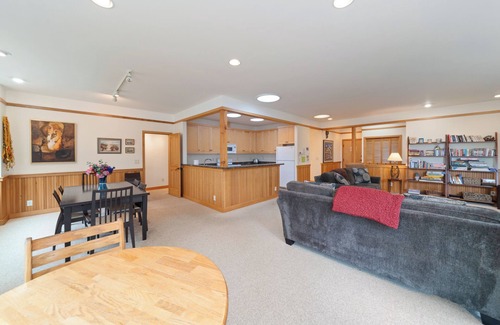 Manzanita House | Valentine's House MCA#525 Cozy Duplex 1 block to the beach, fireplace
