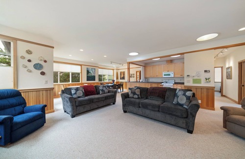 Manzanita House | Valentine's House MCA#525 Cozy Duplex 1 block to the beach, fireplace