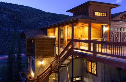 Intermountain House | Valley Views, Hot Tub and Parking Included